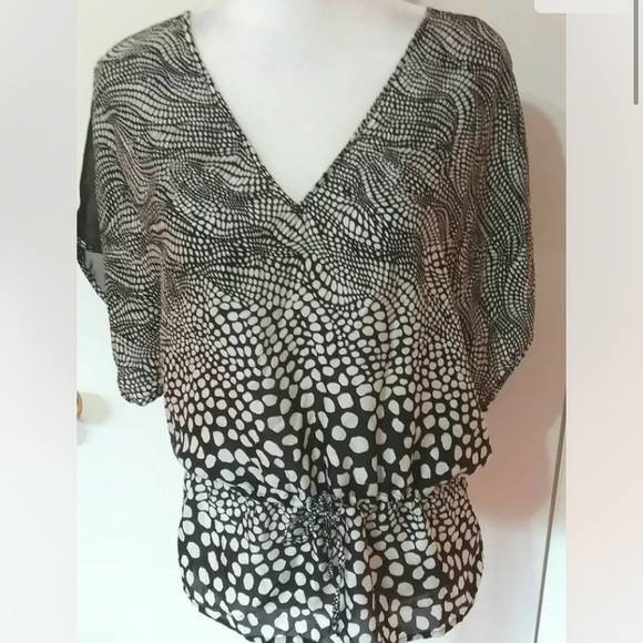 🌹bebe classy animal print 🦒 top 🌻 - Picture 2 of 9